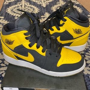 AIR JORDAN 1 MID “NEW LOVE” BOYS 4 WOMEN 5.5
